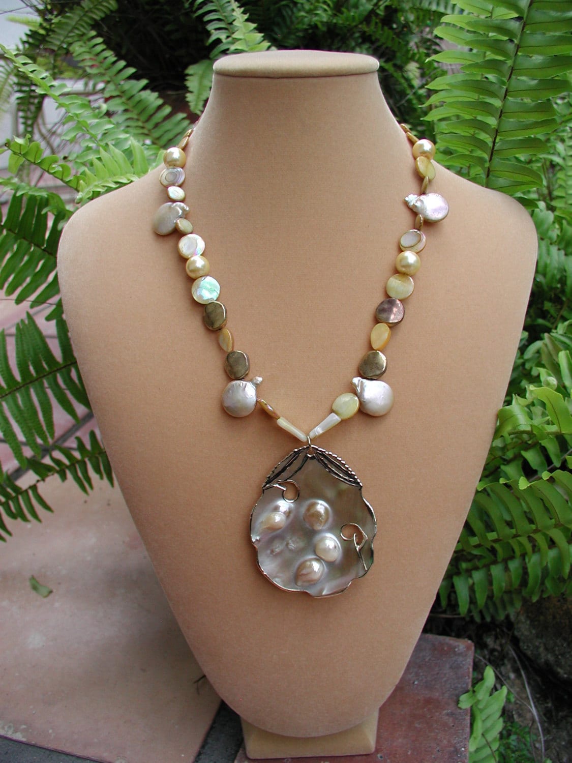 Perlmutt Anhänger, Austern Original Halskette, Modeschmuck, Perlenkette, Schillernde Goldene Perlen, Boho Beach von rrdesigns561