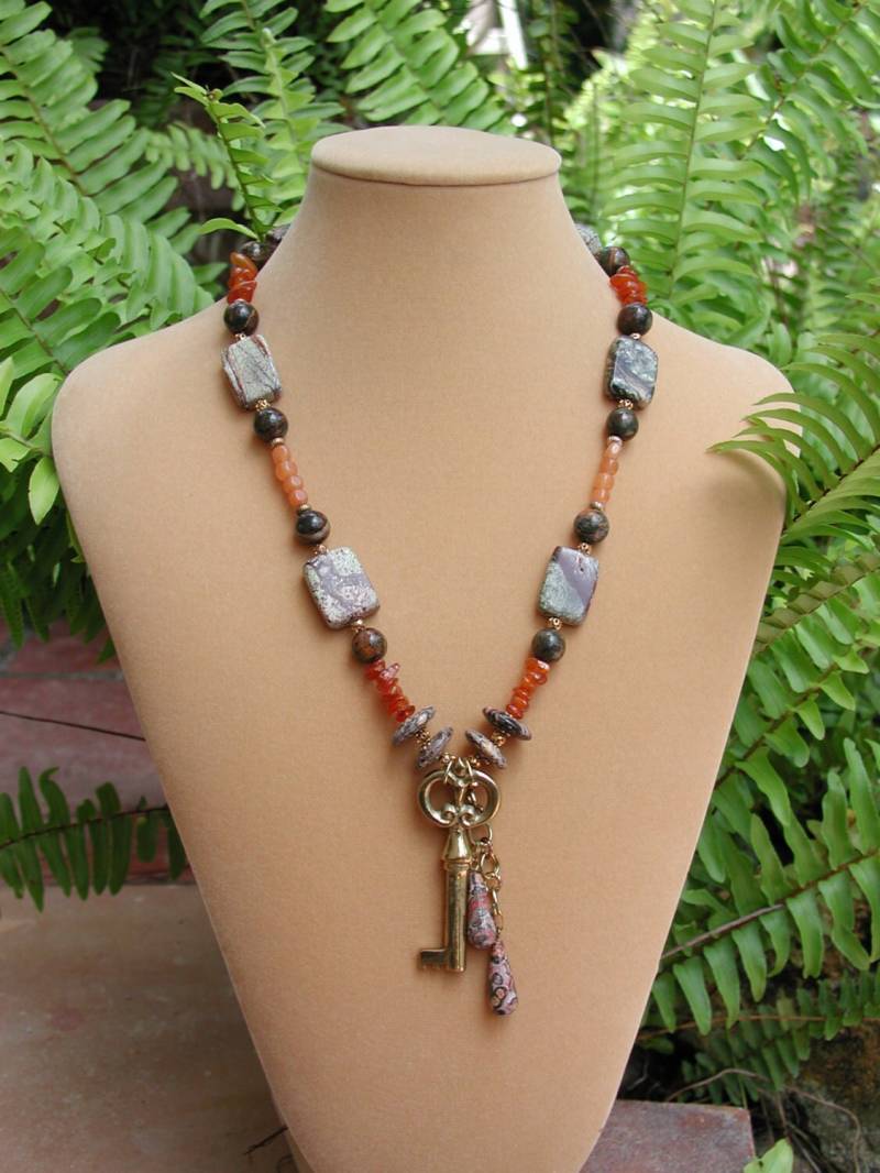 Schlüsselanhänger Halskette, Steampunk Schlüssel Steine Anhänger, Chunky Messing Schlüssel, Original Schmuck, Perlen Grau Schwarz Und Rost von rrdesigns561
