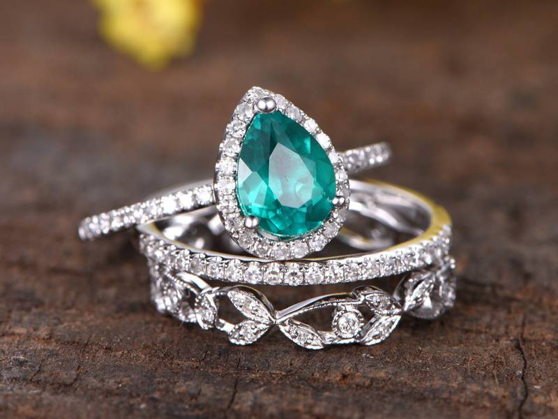 Birnenförmige Smaragd Verlobungsring Set 6x8mm Ring Art Deco Blumen Ehering Diamant Halbe Ewigkeit 14K Weißgold von rststudio