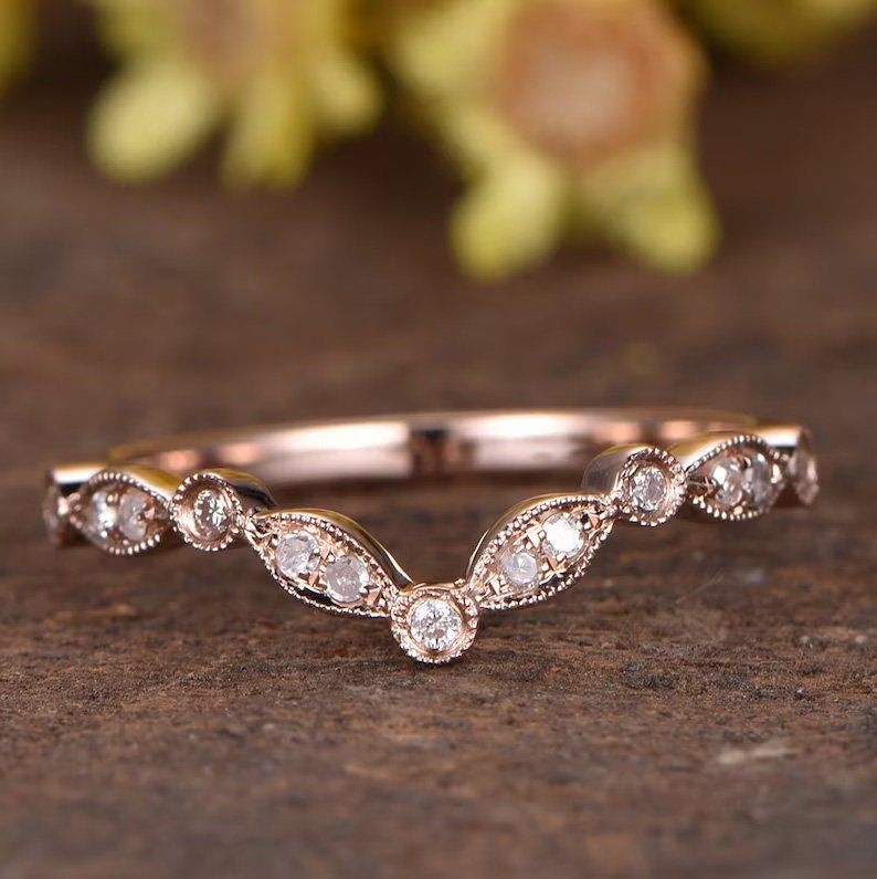 Frauen Diamant Chevron Ring Eternity Band Art Deco V Shaped Passende Braut Jubiläum Milgrain Kurve Hochzeitsband Weiß Gold von rststudio