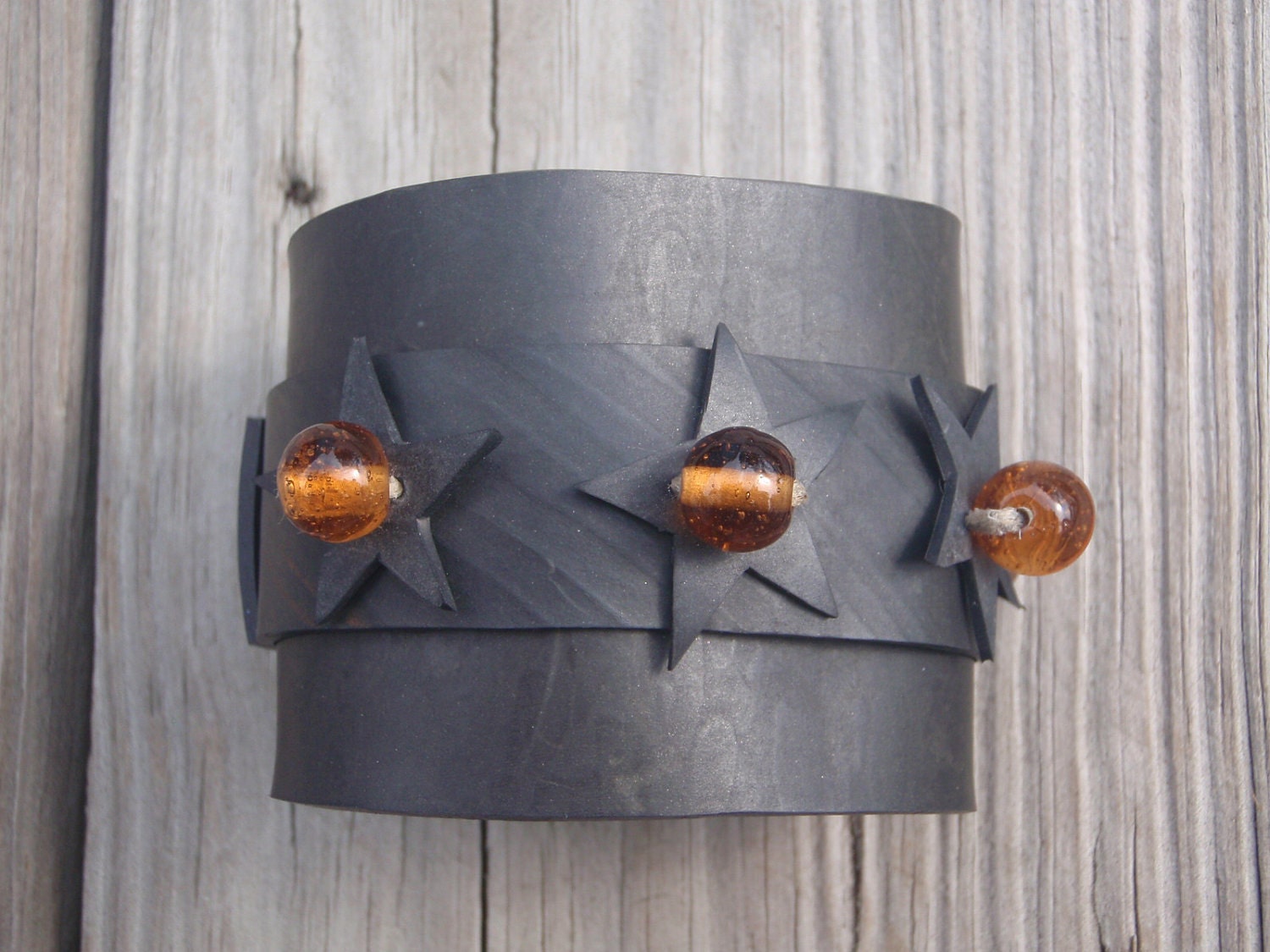 Wickelarmband Aus Gummi Mit Sternen Und Mittelbraunen Glasperlendetails Wickelarmband Aus Gummi Mit Sternen Und Mittelbraunen Glasperlendetails von rubberpieces