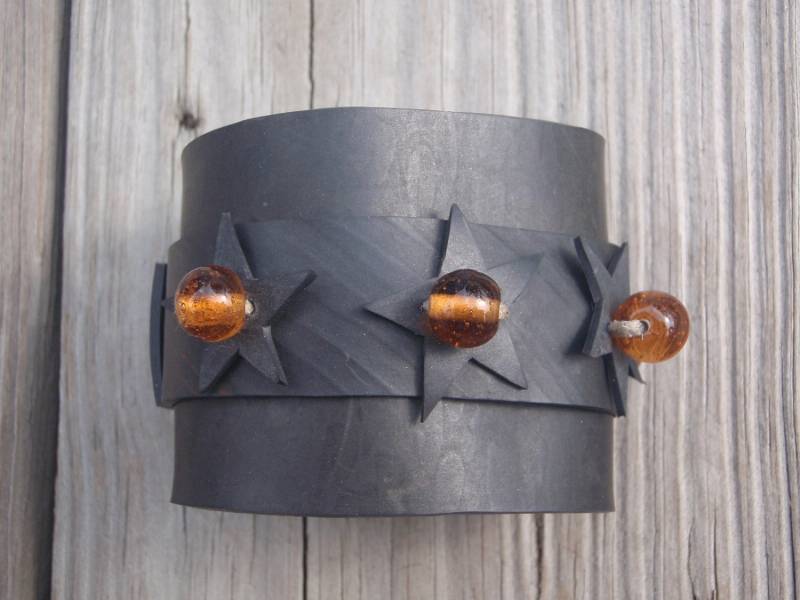 Wickelarmband Aus Gummi Mit Sternen Und Mittelbraunen Glasperlendetails Wickelarmband Aus Gummi Mit Sternen Und Mittelbraunen Glasperlendetails von rubberpieces