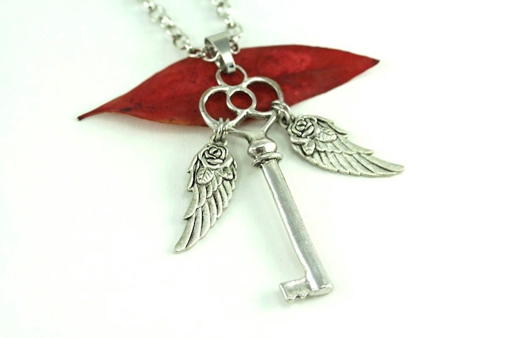 Fliegender Schlüssel Halskette, Fliegender Schmuck, Anhänger Magie Fantasy Wunderlich, Skelett Flügel Schlüssel, Statement Märchen Fliegender Schlüssel Halskette, Fliegender Schmuck, Anhänger Magie Fantasy Wunderlich, Skelett Flügel Schlüssel, Statement Märchen von rubipotamus