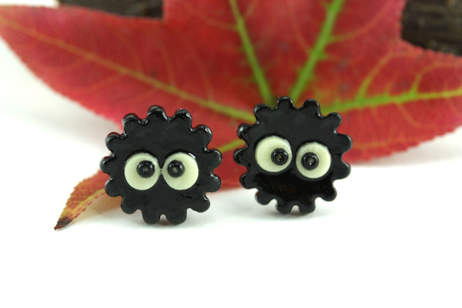 Ruß Sprite Ohrringe, Glow in The Dark Augen, Manga Anime Schmuck, Schrullige Kawaii Cosplay Ohrringe Ruß Sprite Ohrringe, Glow in The Dark Augen, Manga Anime Schmuck, Schrullige Kawaii Cosplay Ohrringe von rubipotamus