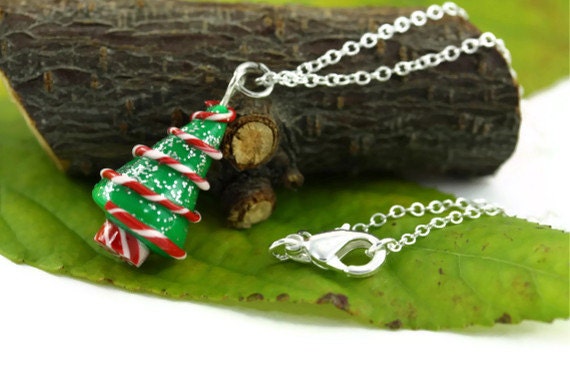Weihnachtsbaum Halskette - Pfefferminz Swirl Candy Urlaub Niedlich Miniatur Folklore Wunderlich Hostess Natur Neuheit Nostalgisch Winter Festlich Weihnachtsbaum Halskette - Pfefferminz Swirl Candy Urlaub Niedlich Miniatur Folklore Wunderlich Hostess Natur Neuheit Nostalgisch Winter Festlich von rubipotamus
