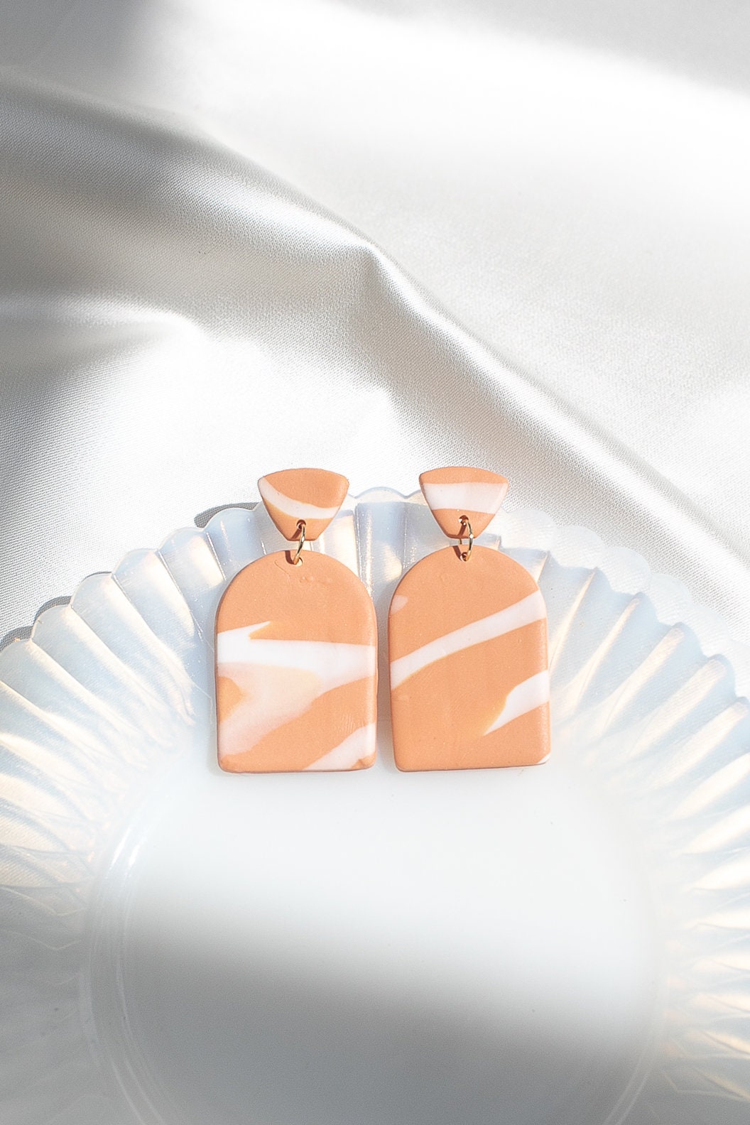 Pfirsich Wirbel/Polymer Clay Ohrring, Ohrringe, Statement Moderne Ohrring von rubyclayco