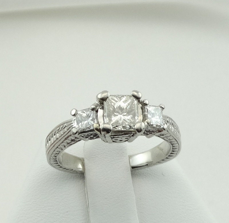 Atemberaubende 1.2 Karat Center Princess Diamant Und Zwei Prinzessin Akzent Diamanten in Einem Platin Geschnitzten Ring Größe 9 1/2 Atemberaubende 1.2 Karat Center Princess Diamant Und Zwei Prinzessin Akzent Diamanten in Einem Platin Geschnitzten Ring Größe 9 1/2 von rubysvintagejewelry