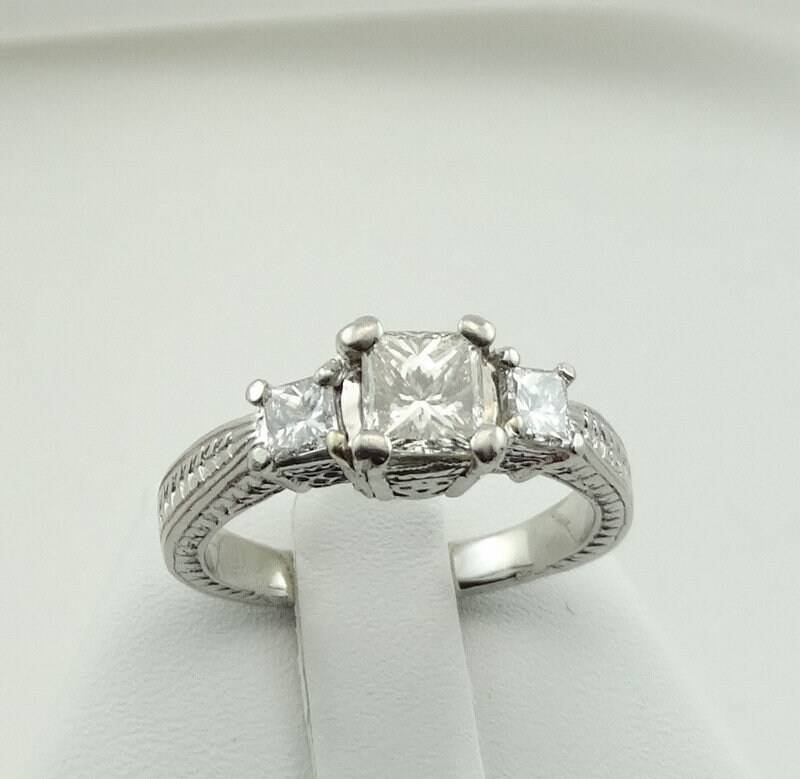 Atemberaubende 1.2 Karat Center Princess Diamant Und Zwei Prinzessin Akzent Diamanten in Einem Platin Geschnitzten Ring Größe 9 1/2 Atemberaubende 1.2 Karat Center Princess Diamant Und Zwei Prinzessin Akzent Diamanten in Einem Platin Geschnitzten Ring Größe 9 1/2 von rubysvintagejewelry
