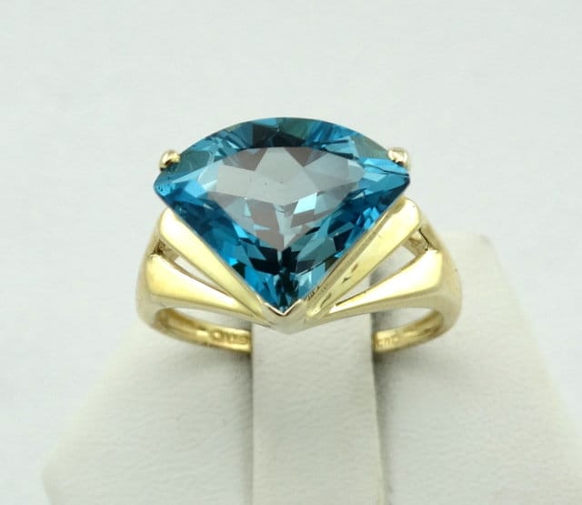 Atemberaubender Fantasy Cut London Blue Topas in Einem 10K Gelbgold Ring Größe 9 Versandkostenfrei #london3-Gr6 von rubysvintagejewelry