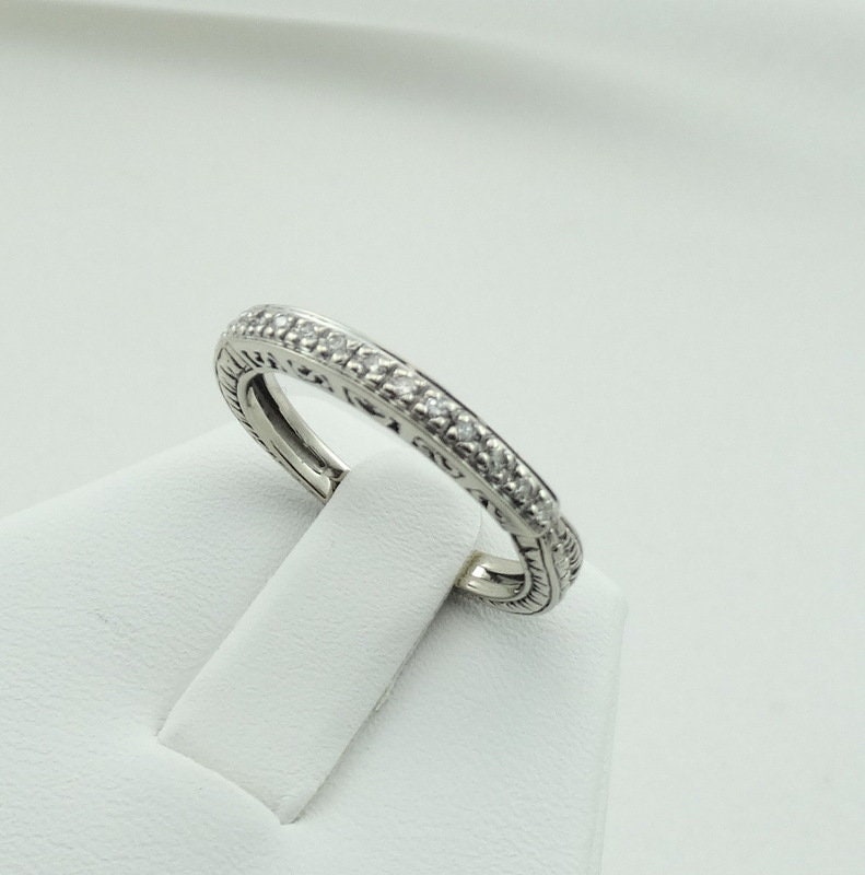 Atemberaubendes Pave Set Runde Brillante Diamanten Mit Detaillierter Skulptur in Einem 14K Weißgold Band Größe 7 Versandkostenfrei #sculpted-Gr5 Atemberaubendes Pave Set Runde Brillante Diamanten Mit Detaillierter Skulptur in Einem 14K Weißgold Band Größe 7 Versandkostenfrei #sculpted-Gr5 von rubysvintagejewelry