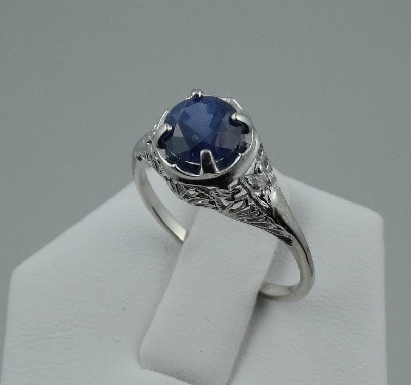 Atemberaubendes Vintage 18K Weißgold Filigranes Ring Set Mit Einem 1.55 Karat Saphir Und Diamant Akzente Größe 7 1/4 Kostenloser Versand #18K1.5S-Gr1 Atemberaubendes Vintage 18K Weißgold Filigranes Ring Set Mit Einem 1.55 Karat Saphir Und Diamant Akzente Größe 7 1/4 Kostenloser Versand #18K1.5S-Gr1 von rubysvintagejewelry