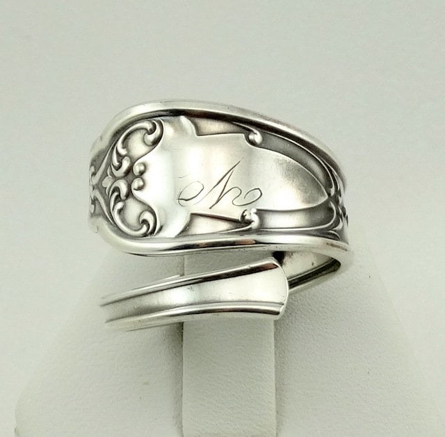 Echter Vintage "V" Initial Gravierter Handgemachter Sterling Silber Größenverstellbarer Löffelring Kostenloser Versand" #v-D4-Spr3 von rubysvintagejewelry