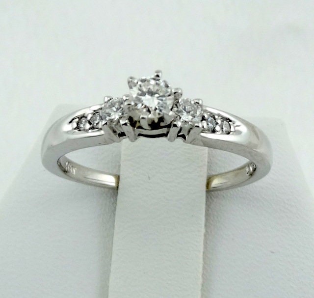 Einfache .28 Karat Gesamtgewicht Runde Brillantschliff Diamanten in Einem 14K Weißgold Verlobungsring Größe 7 Versandkostenfrei #simple-Gr1 Einfache .28 Karat Gesamtgewicht Runde Brillantschliff Diamanten in Einem 14K Weißgold Verlobungsring Größe 7 Versandkostenfrei #simple-Gr1 von rubysvintagejewelry