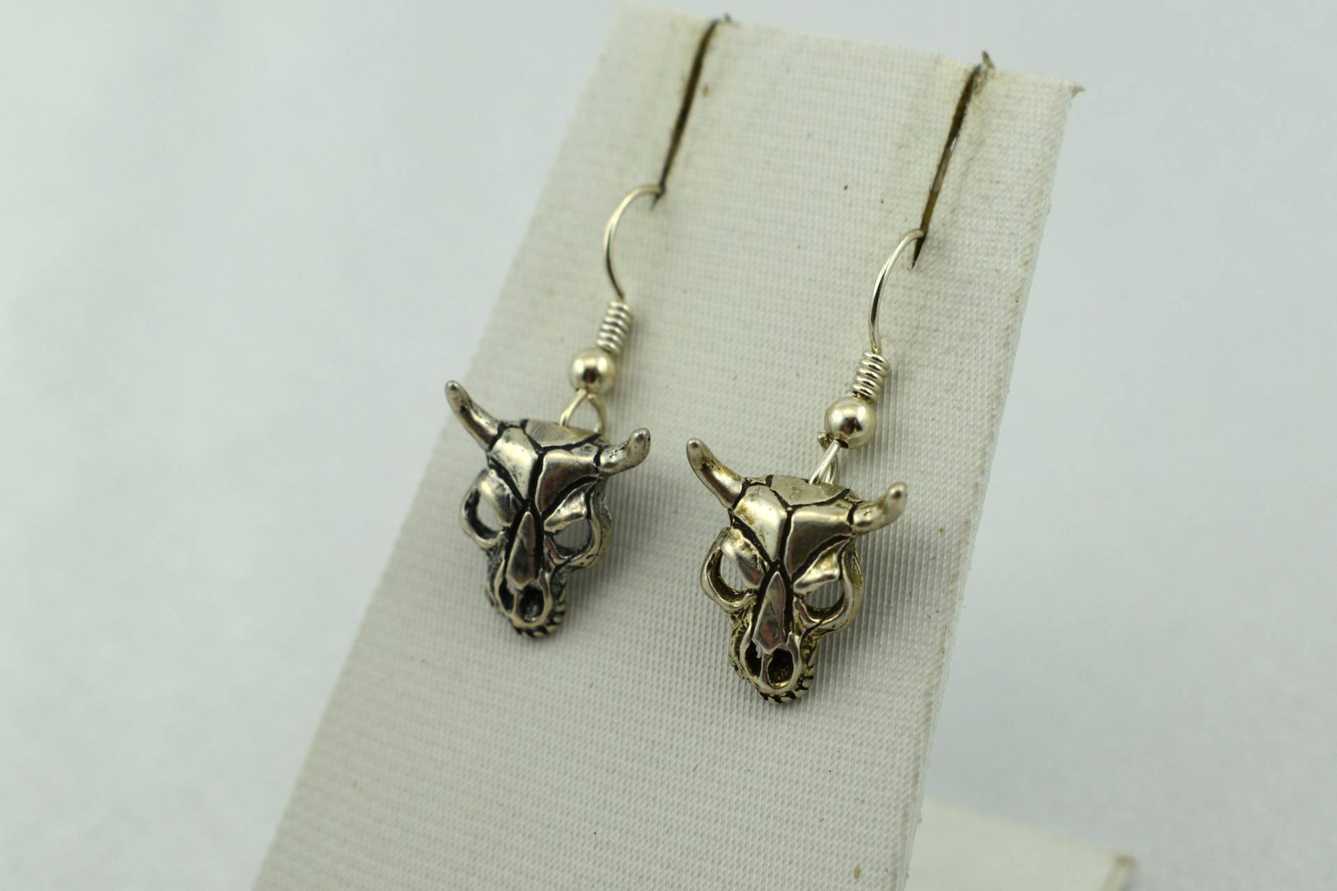 Einzigartige Southwest Vintage Sterling Silber Bull Kuh Totenkopf Ohrringe Versandkostenfrei #bull-Erg20 von rubysvintagejewelry