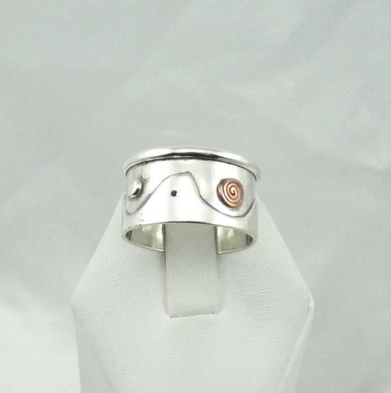Einzigartiger Punzierter "K" Designer-Ring Aus Sterlingsilber Und Kupfer Kostenloser Versand Größe 10 1/2 #designer-Nar1 Einzigartiger Punzierter "K" Designer-Ring Aus Sterlingsilber Und Kupfer Kostenloser Versand Größe 10 1/2 #designer-Nar1 von rubysvintagejewelry
