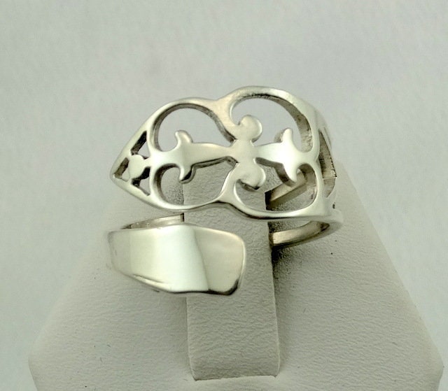 Einzigartiger Vintage Cut-Out Design Handgemachter Sterling Silber Verstellbarer Löffel Ring Größe 8 3/4 Versandkostenfrei #cout-Sr10 von rubysvintagejewelry