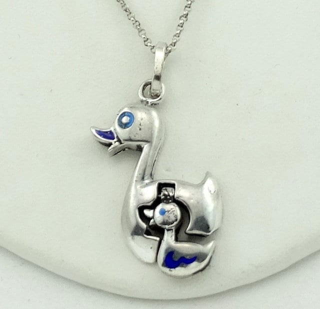 Entzückende Mutter Und Baby Ente Vintage Sterling Silber Hinged Anhänger. Kostenloser Versand Enthält 20" Kette #ducks-Spc8 Entzückende Mutter Und Baby Ente Vintage Sterling Silber Hinged Anhänger. Kostenloser Versand Enthält 20" Kette #ducks-Spc8 von rubysvintagejewelry