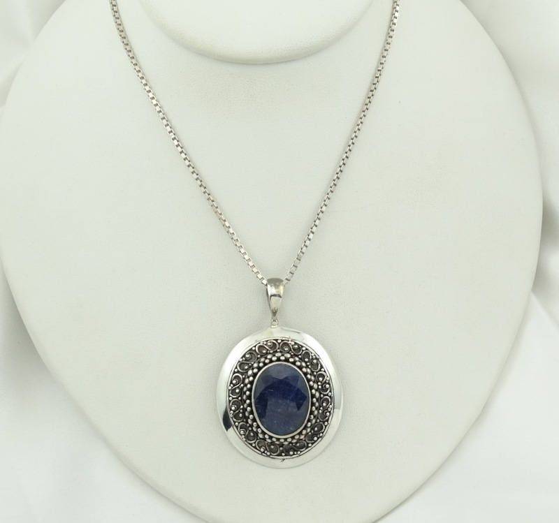 Erhebliche Facettierte Blaue Saphir in Einem Vintage Sterling Silber Anhänger. Kostenloser Versand 24" Kette Enthalten #sapphire-Spc6 Erhebliche Facettierte Blaue Saphir in Einem Vintage Sterling Silber Anhänger. Kostenloser Versand 24" Kette Enthalten #sapphire-Spc6 von rubysvintagejewelry