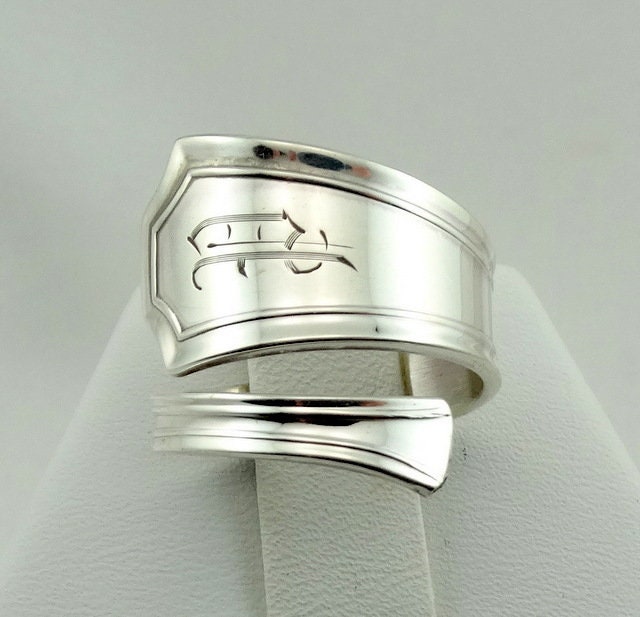 "Gravierte Initial "P" Echter Vintage Handgemachter Sterling Silber Größenverstellbarer Löffelring Kostenloser Versand" #475-E8-Spr2 von rubysvintagejewelry