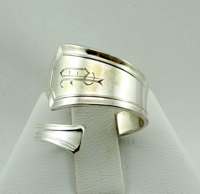 "Gravierte Initial "P" Echter Vintage Handgemachter Sterling Silber Größenverstellbarer Löffelring Kostenloser Versand" #p6.5-B11-Spr2 von rubysvintagejewelry