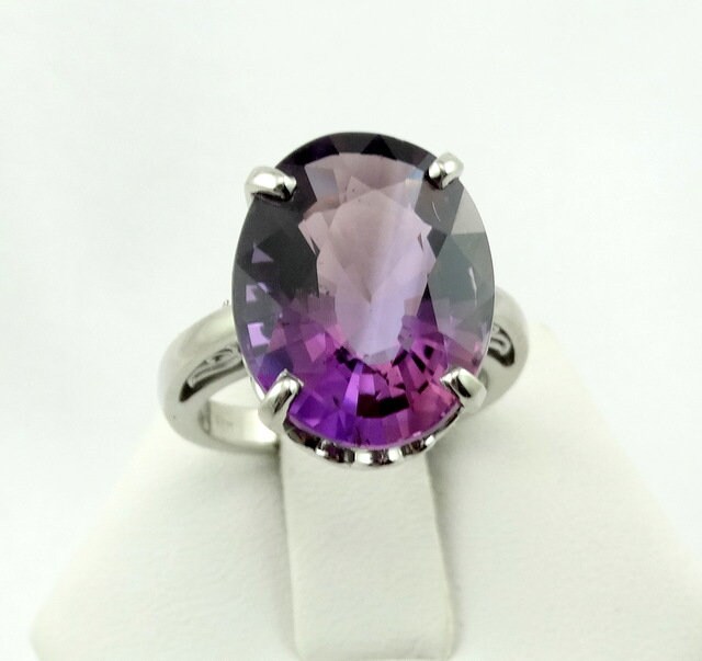 Großer 10 Karat Amethyst in Einem Exquisiten 14K Weißgold Ring Größe 5 3/4 Versandkostenfrei #am14Kw-Gr5 von rubysvintagejewelry