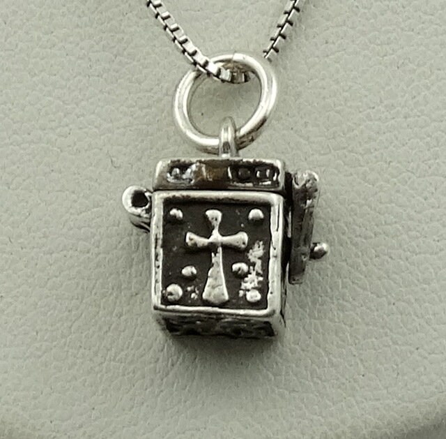 Halten Sie Den Glauben... Vintage Sterling Silber Scharnier Andenken Box Anhänger Kostenloser Versand Mit 18" Kette #faith10-Spc10 Halten Sie Den Glauben... Vintage Sterling Silber Scharnier Andenken Box Anhänger Kostenloser Versand Mit 18" Kette #faith10-Spc10 von rubysvintagejewelry