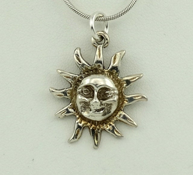 Here Comes The Sun Vintage Sonne Sterling Silber Anhänger Kostenloser Versand Mit 16" Kette Sun-Spc13 Here Comes The Sun Vintage Sonne Sterling Silber Anhänger Kostenloser Versand Mit 16" Kette Sun-Spc13 von rubysvintagejewelry