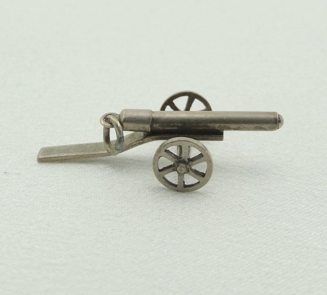 Kanone Vintage Sterling Silber Charme Kostenloser Versand #cann-cm11 Kanone Vintage Sterling Silber Charme Kostenloser Versand #cann-cm11 von rubysvintagejewelry