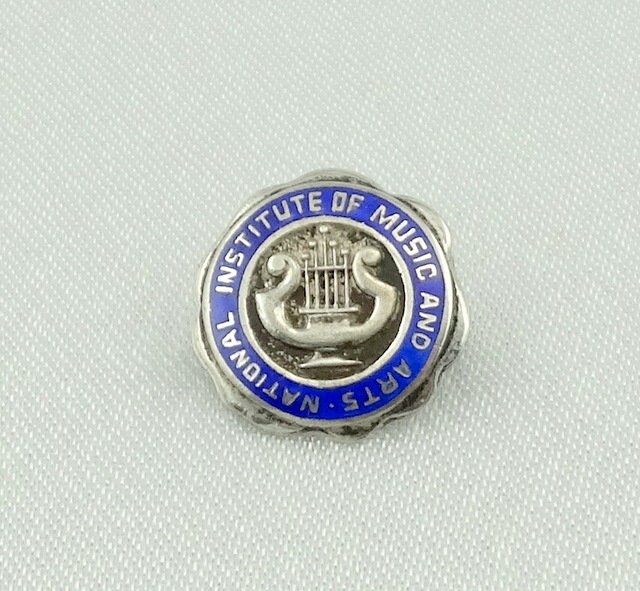 Kleine Vintage Sterling Silber Und Blaue Emaille "National Institute Of Music & Arts" Brosche/Pin Versandkostenfrei #nima-Br12 von rubysvintagejewelry