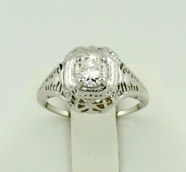 Original Vintage 18K Weißgold Filigran Halbkaräter Diamant Ring Größe 6 1/2 Versandkostenfrei #18Kfg5-Gr5 Original Vintage 18K Weißgold Filigran Halbkaräter Diamant Ring Größe 6 1/2 Versandkostenfrei #18Kfg5-Gr5 von rubysvintagejewelry