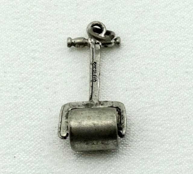 Roller Vintage Sterling Silber Charme Kostenloser Versand #roll-cm14 Roller Vintage Sterling Silber Charme Kostenloser Versand #roll-cm14 von rubysvintagejewelry