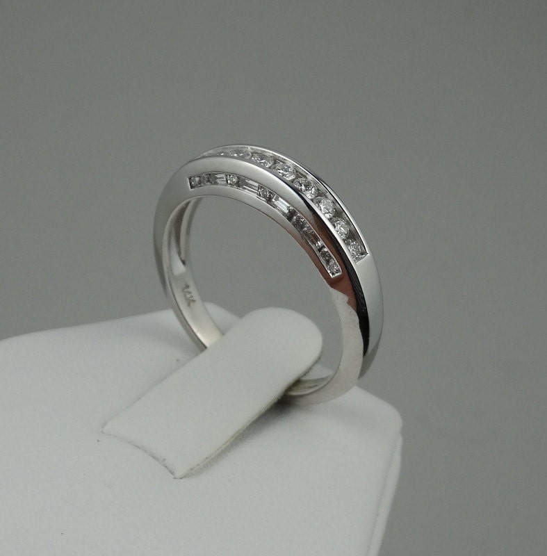 Schillernde Diamanten in Einem 14K Weißgold Band Gr. 8 3/4 Versandkostenfrei #wgdiagl-B1 Schillernde Diamanten in Einem 14K Weißgold Band Gr. 8 3/4 Versandkostenfrei #wgdiagl-B1 von rubysvintagejewelry