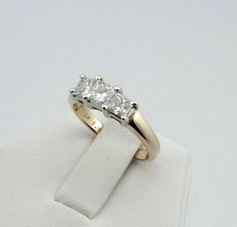 Schillernder 1 Karat Princess Cut Diamant 3 Stein 14K Gelbgold Verlobungsring Größe 5 1/2 Versandkostenfrei #pc3-Gr1 von rubysvintagejewelry