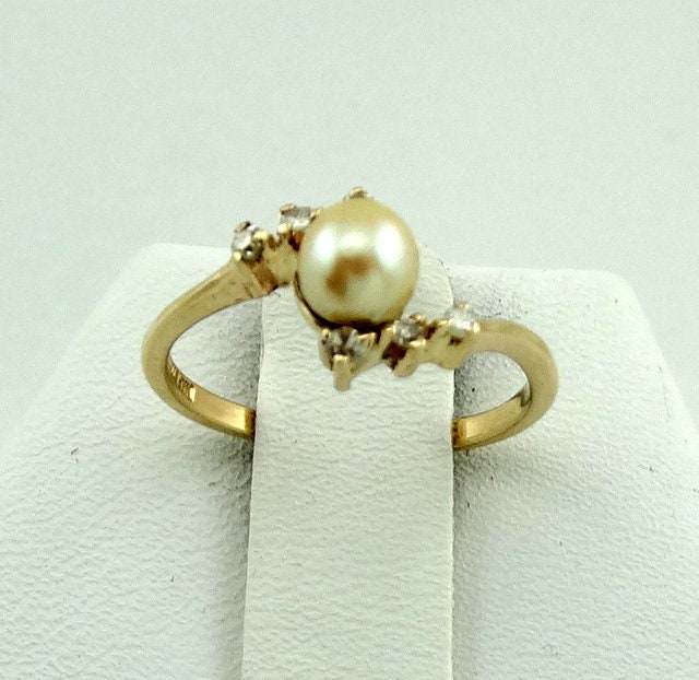 Schöne Goldene Perle Und Diamanten Set in Einem 14K Gelbgold Ring Größe 4 #gpd-Gr10 Schöne Goldene Perle Und Diamanten Set in Einem 14K Gelbgold Ring Größe 4 #gpd-Gr10 von rubysvintagejewelry