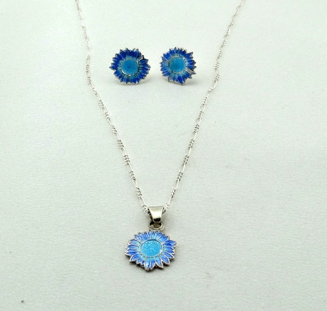Schöne Vintage Blau Emaille Und Sterling Silber Blume Anhänger Ohrring Set Kostenloser Versand #flowers-Set1 Schöne Vintage Blau Emaille Und Sterling Silber Blume Anhänger Ohrring Set Kostenloser Versand #flowers-Set1 von rubysvintagejewelry