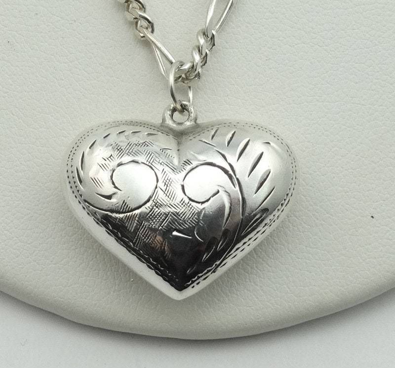 Schöne Vintage Hand Graviert Hohlherz Sterling Silber Anhänger Mit Einem Figaro Kette Enthalten Kostenloser Versand #hlhrt-Spc3 von rubysvintagejewelry
