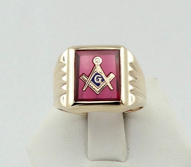 Schöner Vintage 10K Gelbgold Masonic Labrador Rubin Ring Größe 9 1/2 Versandkostenfrei #3450-Masr1 von rubysvintagejewelry