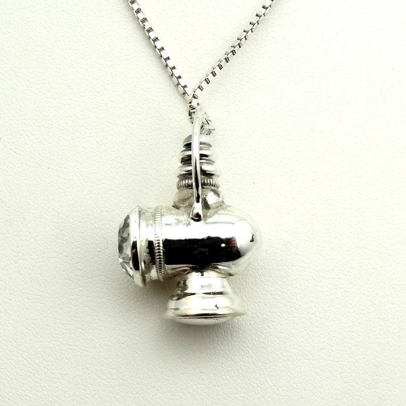 Sterling Silber Eisenbahn Laterne Anhänger Mit Strass Lampe. Enthält Eine Robuste 20 Zoll Silverchain Kostenloser Versand #lantern-Spc2 Sterling Silber Eisenbahn Laterne Anhänger Mit Strass Lampe. Enthält Eine Robuste 20 Zoll Silverchain Kostenloser Versand #lantern-Spc2 von rubysvintagejewelry