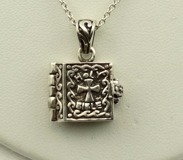 Ungewöhnliche Bibel Geformt Vintage Sterling Silber Medaillon Kostenloser Versand Und 18" Zoll Kette #bible1-Lkt Ungewöhnliche Bibel Geformt Vintage Sterling Silber Medaillon Kostenloser Versand Und 18" Zoll Kette #bible1-Lkt von rubysvintagejewelry