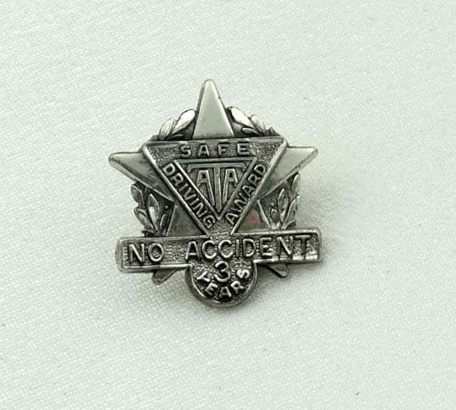 Vintage Ata 3 Jahre Sicheres Fahren Sterling Silber Schraube Zurück Anstecknadel Kostenloser Versand #ata3-Pn1 Vintage Ata 3 Jahre Sicheres Fahren Sterling Silber Schraube Zurück Anstecknadel Kostenloser Versand #ata3-Pn1 von rubysvintagejewelry