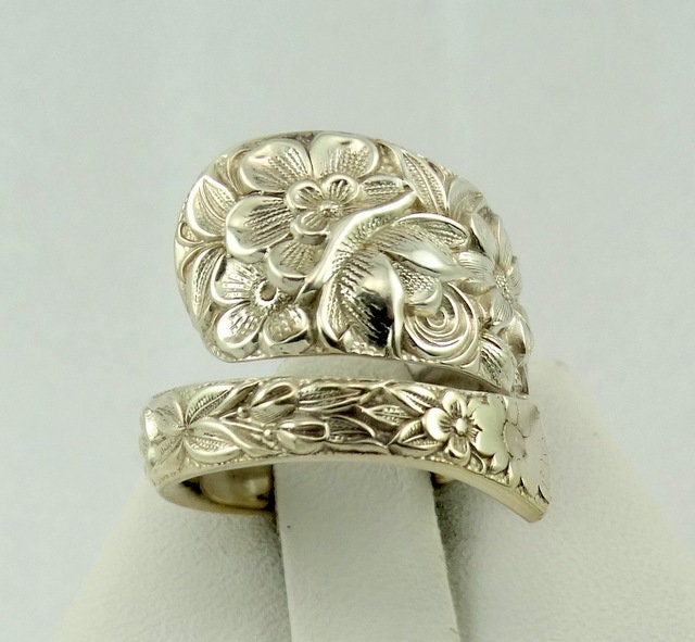 Vintage Filigranes Blumen Design Handarbeit Sterling Silber Verstellbarer Löffel Ring Größe 5 1/4 Versandkostenfrei #5Flwr14-Sr17 von rubysvintagejewelry