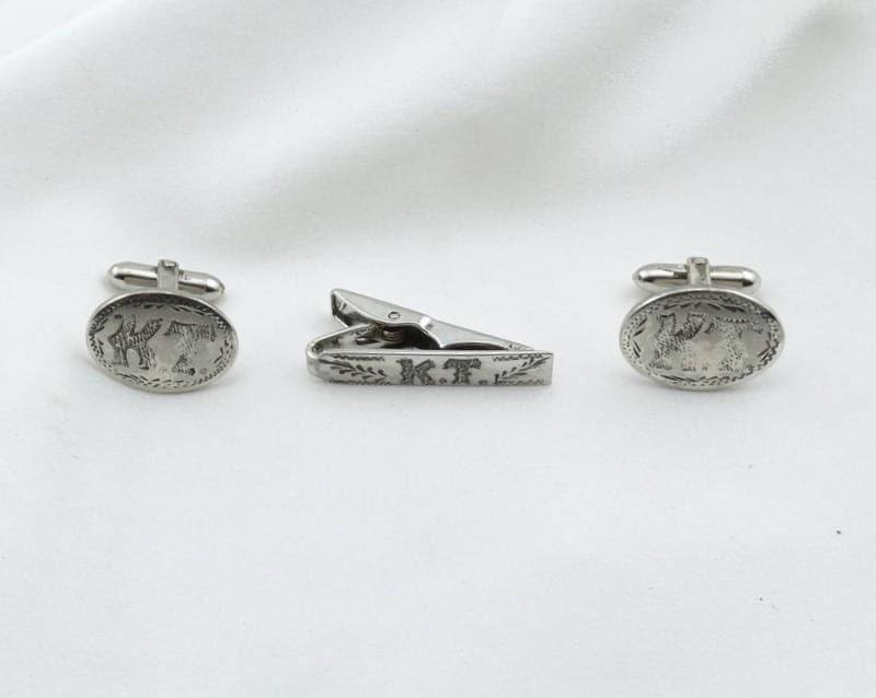 Vintage Hand Graviert "Kt" Sterling Silber Krawatte Clip Und Manschettenknöpfe Set Kostenloser Versand #ktset-Cl1 Vintage Hand Graviert "Kt" Sterling Silber Krawatte Clip Und Manschettenknöpfe Set Kostenloser Versand #ktset-Cl1 von rubysvintagejewelry