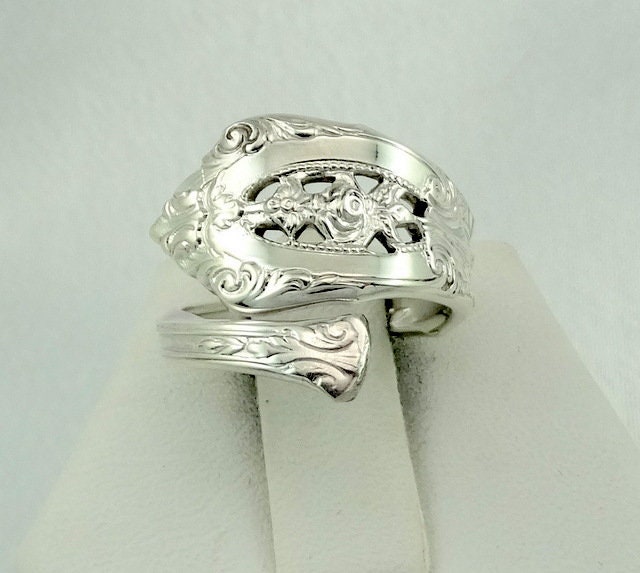 Vintage Kleiner Cut-Out Blumen Design Hand Made Sterling Silber Verstellbarer Löffel Ring Größe 4 1/4 Kostenloser Versand #smlf-A12-Spr3 von rubysvintagejewelry