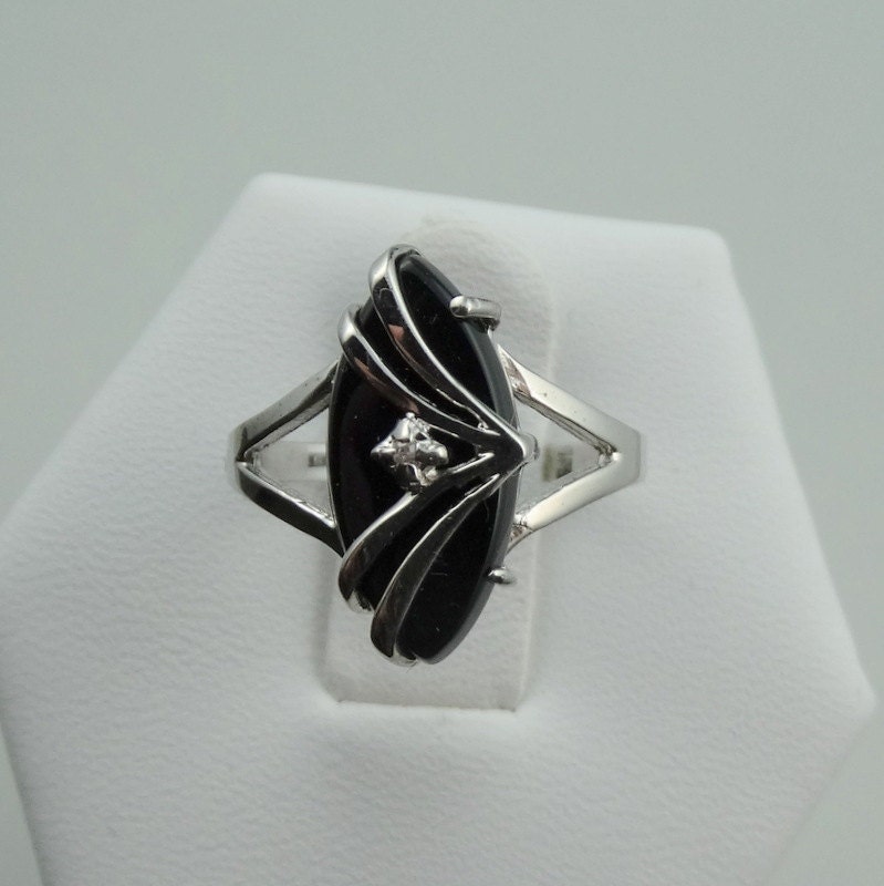 Vintage Retro Style 10K Weißgold Onxy Und Diamant Ring Größe 4 3/4 Versandkostenfrei #retro-Gr3 Vintage Retro Style 10K Weißgold Onxy Und Diamant Ring Größe 4 3/4 Versandkostenfrei #retro-Gr3 von rubysvintagejewelry