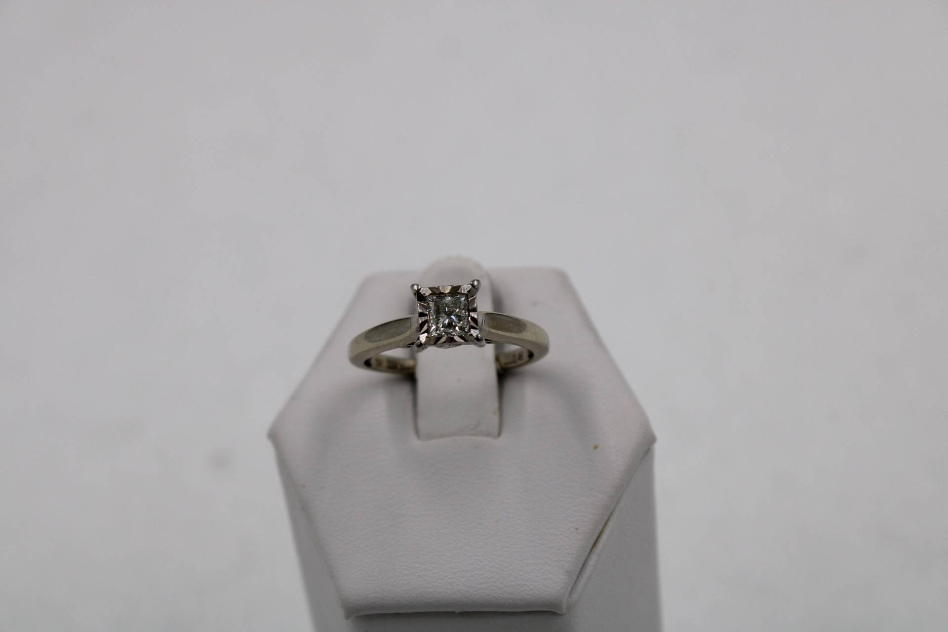 Vintage Simple Princess Cut Diamant 10K Weiß Gold Versprechen Ring Größe 6 1/4 Versandkostenfrei #10Prn-Gr5 von rubysvintagejewelry