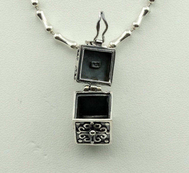Vintage Versteckte Kammer Aufklapper Sterling Silber Dekorative Box Anhänger Kostenloser Versand Mit 16" Kette #b12-Spc12 von rubysvintagejewelry