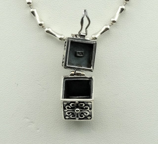 Vintage Versteckte Kammer Aufklapper Sterling Silber Dekorative Box Anhänger Kostenloser Versand Mit 16" Kette #b12-Spc12 von rubysvintagejewelry