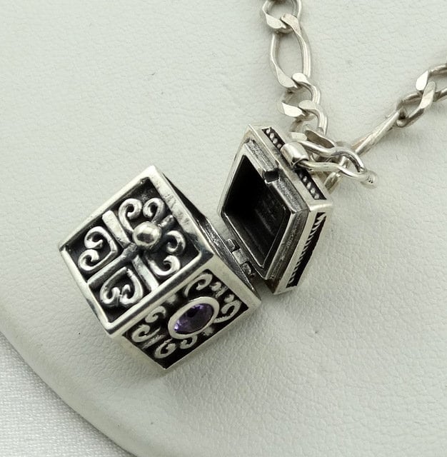 Vintage Versteckte Kammer Aufklapper Sterling Silber Dekorative Jeweled Box Anhänger Kostenloser Versand Mit 18" Kette #box-Spc12 Vintage Versteckte Kammer Aufklapper Sterling Silber Dekorative Jeweled Box Anhänger Kostenloser Versand Mit 18" Kette #box-Spc12 von rubysvintagejewelry