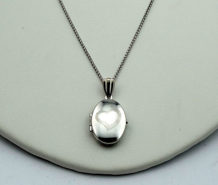 Willst Du Mich Heiraten? Geätzt Auf Einem 14K Weißgold Medillon Mit Einer 16 Zoll Kette Kostenloser Versand #14Kwovcn-Lkt von rubysvintagejewelry