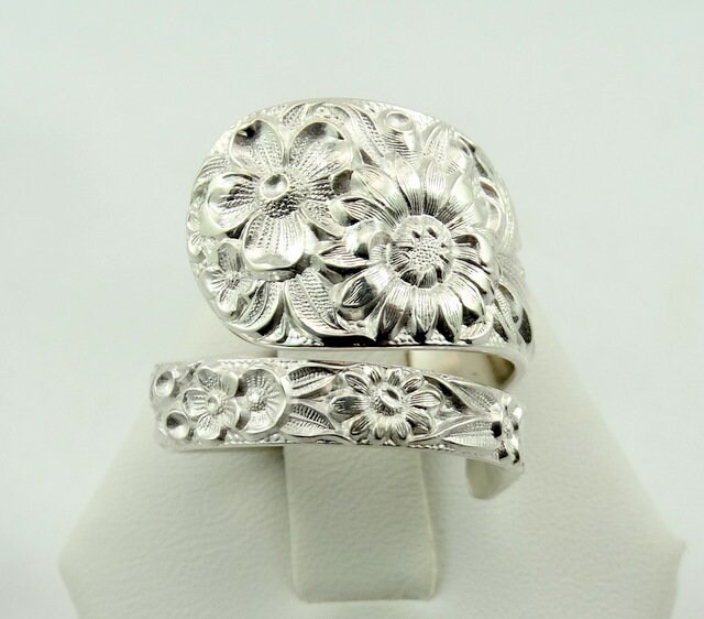 Wunderschöne Blumenmuster Echt Vintage Handgemachte Sterling Silber Löffel Ring Größe 7 1/2 Kostenloser Versand #flwr712-F10-Spr1 von rubysvintagejewelry